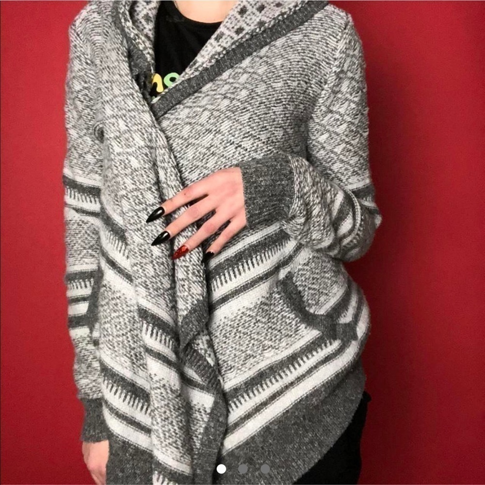 Thick warm patterned cardigan 🤍🖤